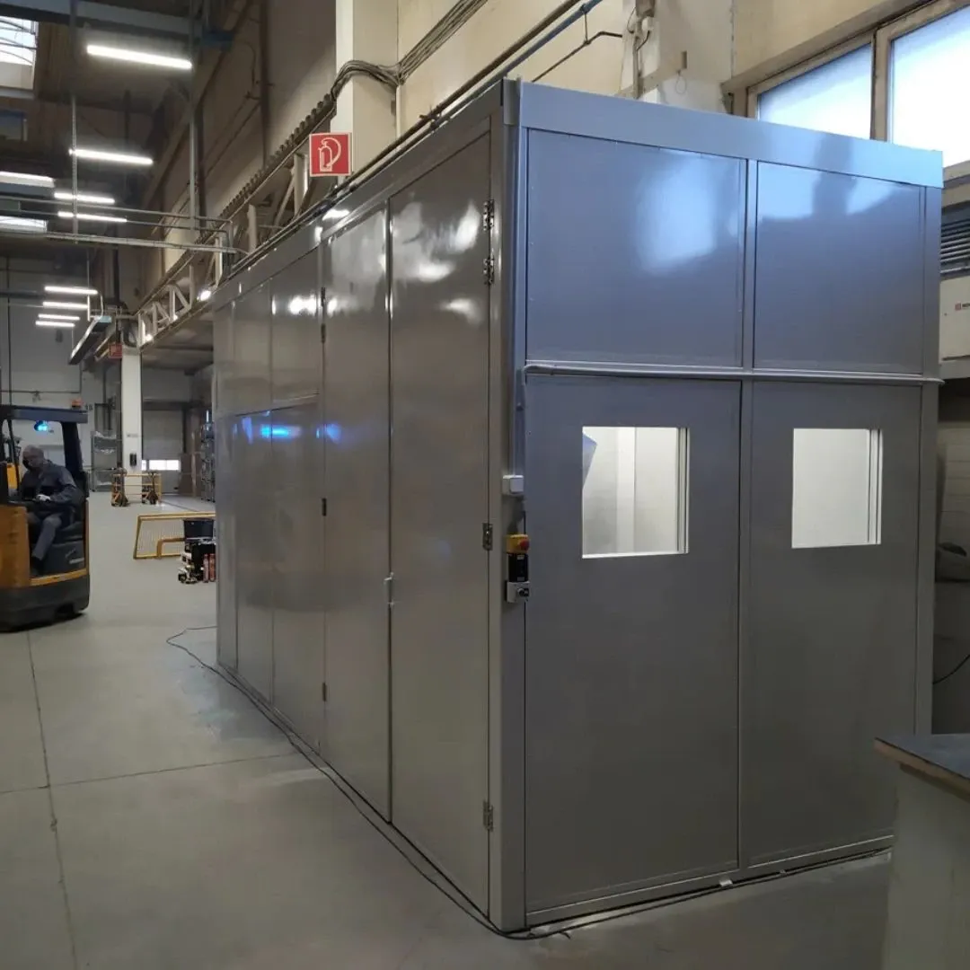 Schalldämmung einer lauten Maschine in einer Industriehalle – BOGE Elastmetall