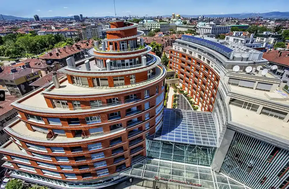 Akustische Behandlung am San Stefano Plaza