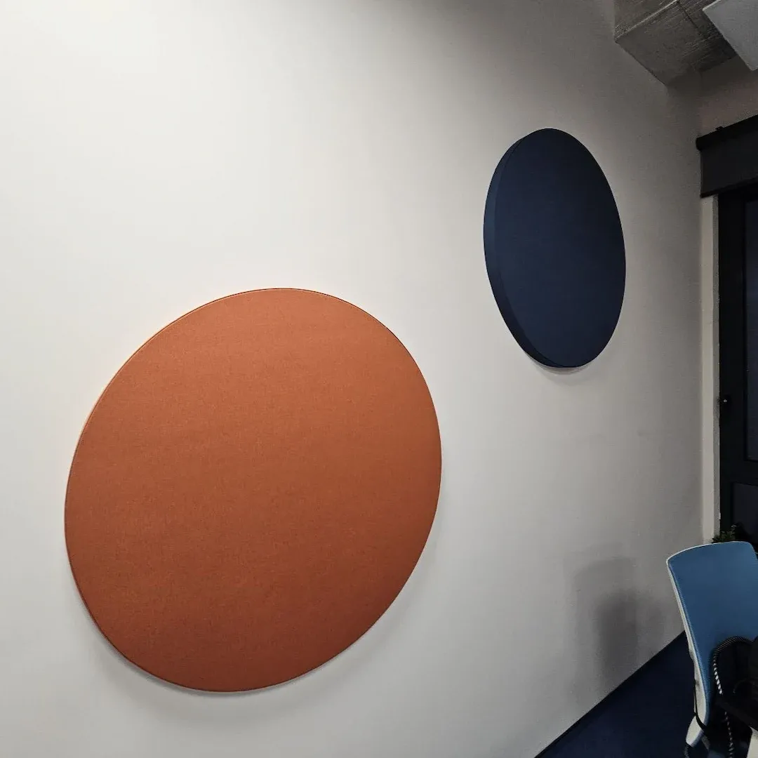 Akustische Behandlung von Kodar mit Beelive- und Echo Moon-Panels