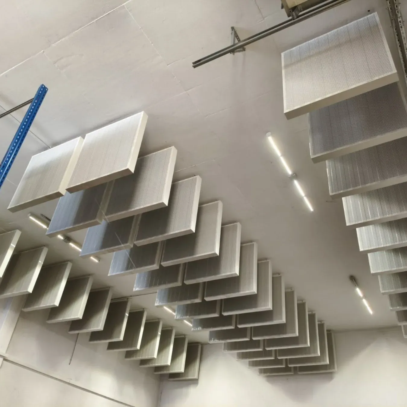 Akustische Behandlung einer Industriehalle für Excellpack