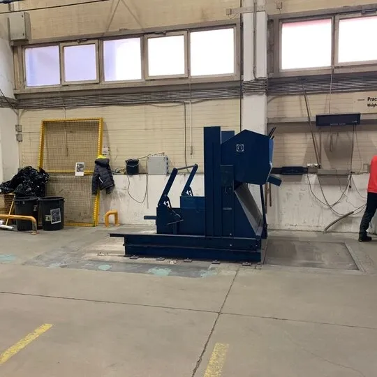 Schalldämmung einer lauten Maschine in einer Industriehalle – BOGE Elastmetall