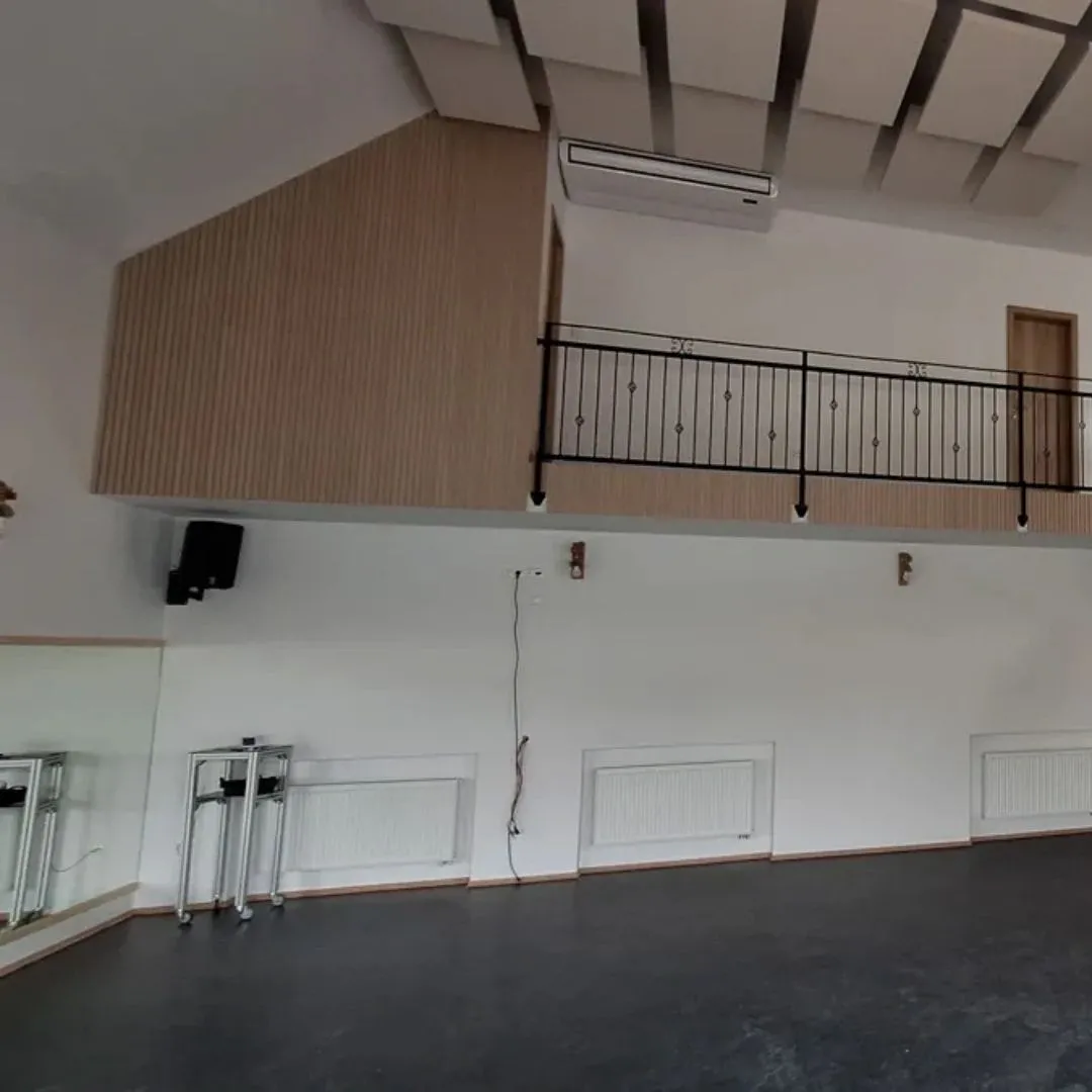 Echoreduzierung in einem Ballsaal mit Echo Cloud und Holzlamellenpaneelen