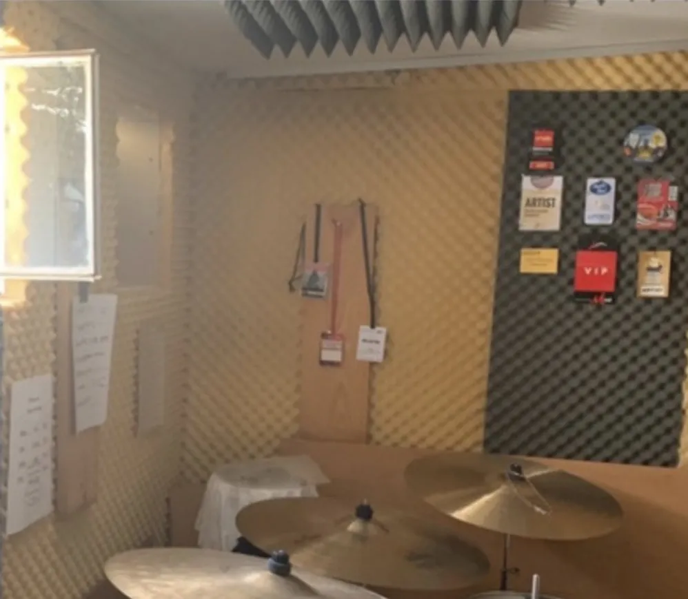 Maßgeschneiderte Akustik- und Vibrationsisolierung für ein Schlagzeugstudio