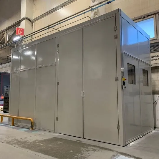 Schalldämmung einer lauten Maschine in einer Industriehalle – BOGE Elastmetall