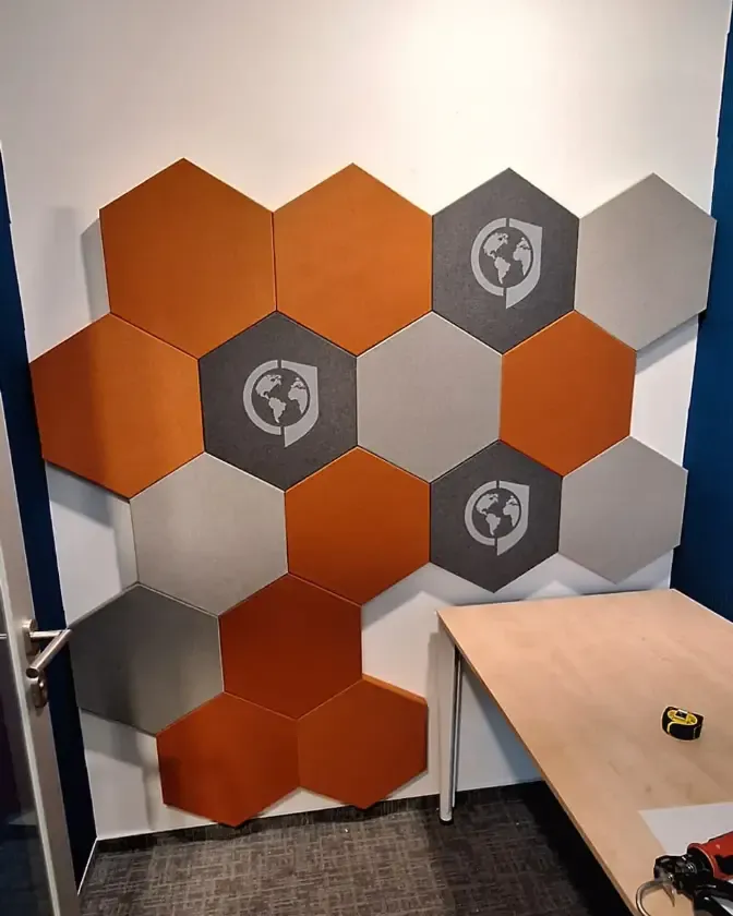 Echoreduzierung mit Logo-Akustikplatten für GLOBSEC